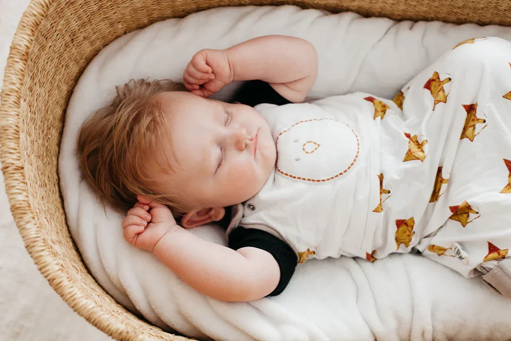 easy-steps-tips-how-to-get-baby-to-sleep-in-bassinet